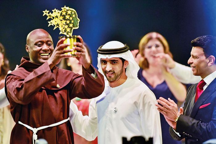 Shaikh Hamdan presents the Best teacher award to Peter Tabichi, a Maths and Physics teacher from Kenya, as Sunny Varkey, founder of the GESF, looks on. (Gulf News)