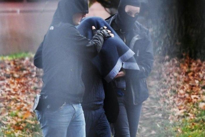 Policemen bring a man to the Federal German Prosecutor on November 8, 2016 in Karlsruhe, suspected of links to the Islamic State organisation