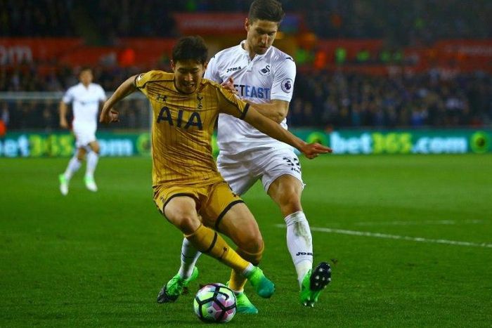 Tottenham Hotspur's striker Son Heung-Min (L) vies with Swansea City's defender Federico Fernandez during the English Premier League football match between Swansea City and Tottenham Hotspur at The Liberty Stadium on April 5, 2017