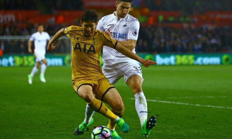 Tottenham Hotspur's striker Son Heung-Min (L) vies with Swansea City's defender Federico Fernandez during the English Premier League football match between Swansea City and Tottenham Hotspur at The Liberty Stadium on April 5, 2017