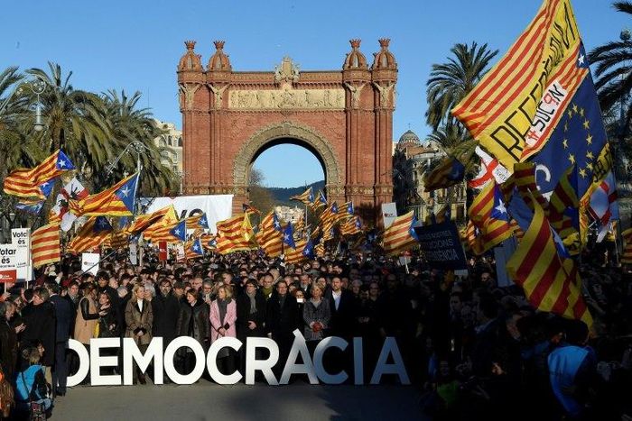 Artur Mas poses with other members of the Catalan government and supporters as he arrives in court