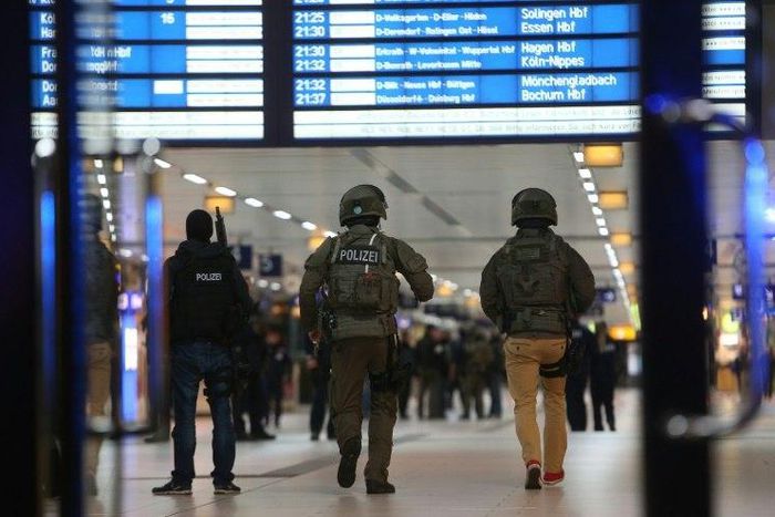 Special police commandos arrive at the main train station in Duesseldorf, western Germany, late on March 9, 2017 after at least nine people where injured by a man with an axe