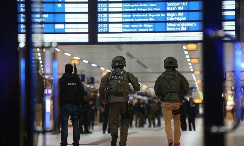 Special police commandos arrive at the main train station in Duesseldorf, western Germany, late on March 9, 2017 after at least nine people where injured by a man with an axe