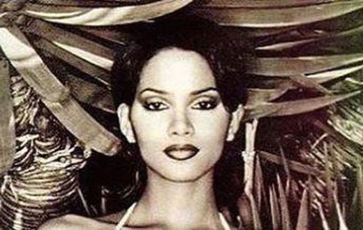 Halle Berry's New Bikini Photo Is A Photoshop Fail