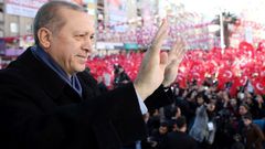 Turkish President Recep Tayyip Erdogan greets supporters at Muftuluk Square in the southeastern city of Kahramanmaras, on February 17, 2017