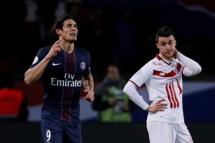 Paris Saint-Germain's Uruguayan forward Edinson Cavani (L) celebrates after scoring a goal during the French L1 football match between Paris Saint-Germain (PSG) and Lille (LOSC) on February 7, 2017 at the Parc des Princes stadium in Paris