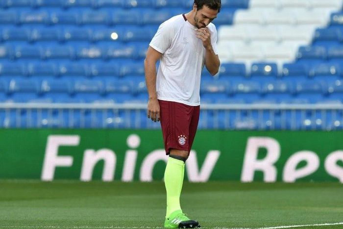 Bayern Munich's defender Mats Hummels looks down and wipes his face during a training session at the Santiago Bernabeu stadium in Madrid in Madrid on April 17, 2017