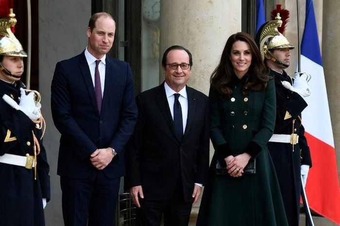 French President Francois Hollande (C) welcomes Britain's Prince William (L), The Duke of Cambridge, and his wife Kate, the Duchess of Cambridge at the Elysee Palace in Paris on March 17, 2017