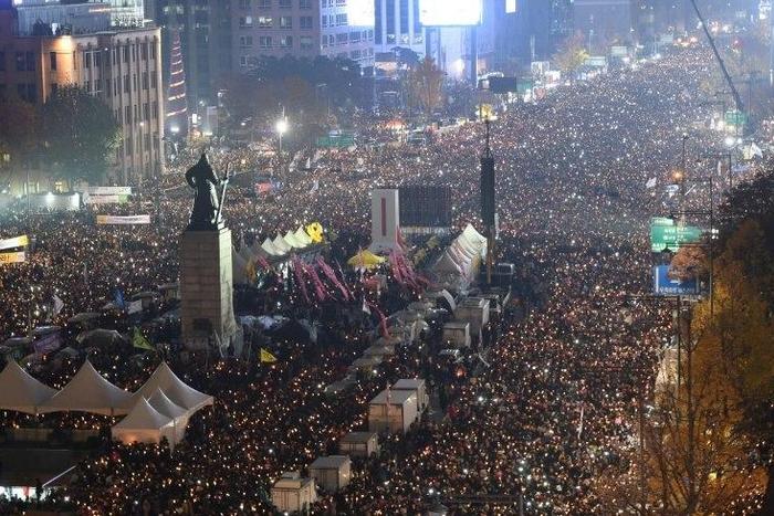 Tens of thousands of protesters hold candles during an anti-government rally in central Seoul on November 19, 2016 aimed at forcing South Korean President Park Geun-Hye to resign