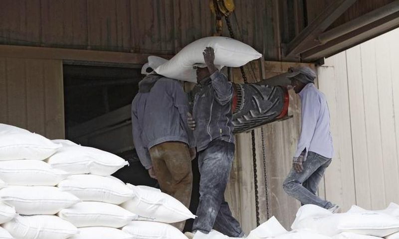 Workers load flour at a mill for Libyan grains in Tripoli February 11, 2015.   REUTERS/Ismail Zitouny