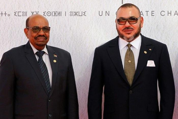 Sudanese President Omar al-Bashir (L) and Morocco's King Mohammed VI pose for a photograph as they arrive for the COP22 Climate Change Conference in Marrakesh on November 15, 2016