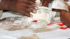 Money in Kenyan currency changing hands (Twitter)
