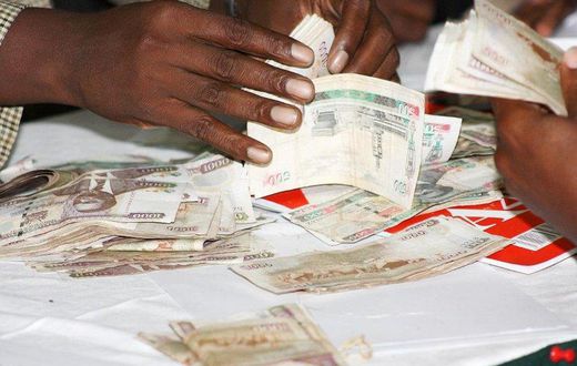 Money in Kenyan currency changing hands (Twitter)