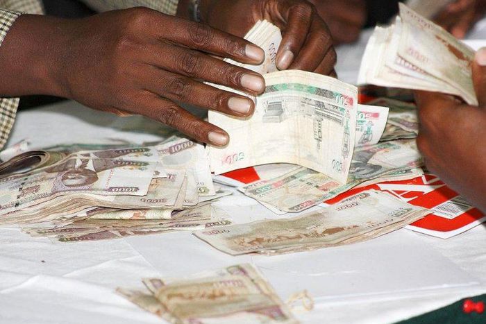 Money in Kenyan currency changing hands (Twitter)