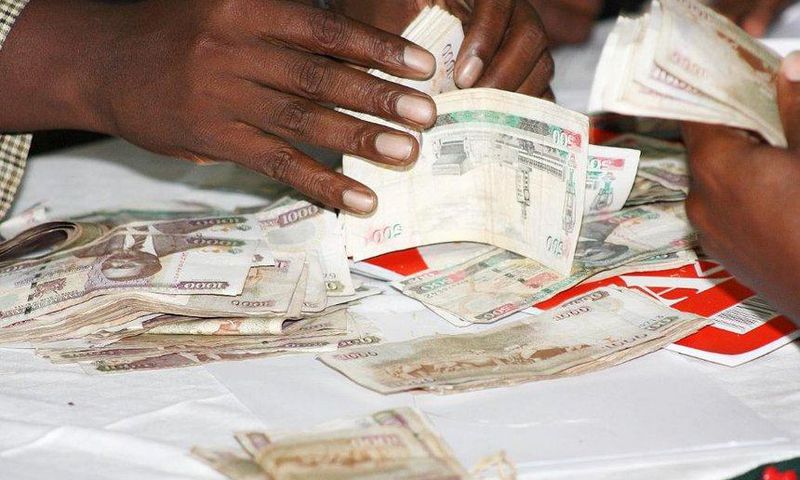 Money in Kenyan currency changing hands (Twitter)