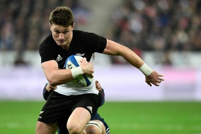 New Zealand's fly-half Beauden Barrett runs with the ball during the Rugby Union Test match between France and New Zealand on November 26, 2016