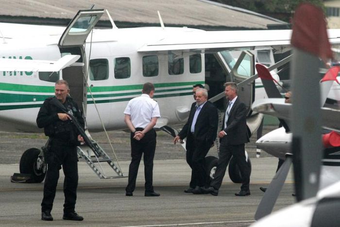 Former Brazilian president Luiz Inacio Lula da Silva prepares to board an airplane in Curitiba after being allowed to leave prison briefly to attend the funeral of a grandson in Sao Paulo