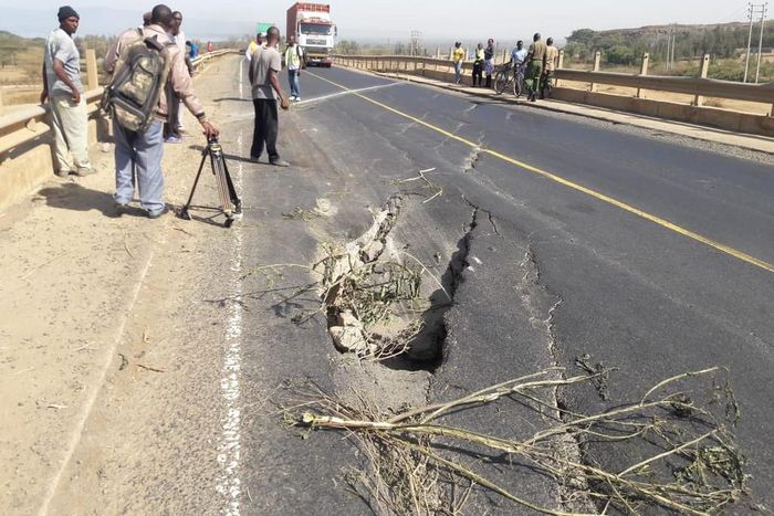 Cracks that developed on Mai-Mahiu -Naivasha Road following tremors experienced on Sunday night (Twitter)