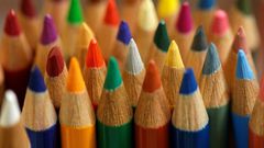 Pencil crayons: Colored pencils.