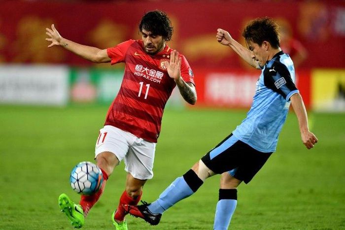 Ricardo Goulart (L) of China's Guangzhou Evergrande vies with Noborizato Kyohei of Japan's Kawasaki Frontale during their AFC Champions League group match in Guangzhou, in China's Guangdong province on March 14, 2017