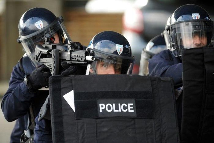 French anti-terror police arrest five and seize weapons during raids