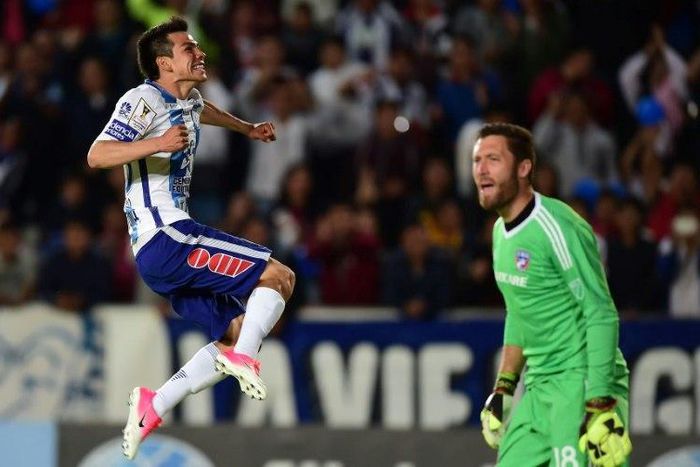 Pachuca's Hirving Lozano (L) celebrates scoring a goal against FC Dallas during their CONCACAF Champions League semi-final 2nd leg match, at the Miguel Hidalgo stadium in Pachuca, Mexico, on April 4, 2017