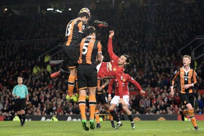 Manchester United's striker Zlatan Ibrahimovic (C) attempts an overhead kick but fails to score during the English Premier League football match against Hull City February 1, 2017