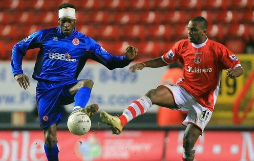 Ugo Ehiogu (L) of Middlesbrough vies with Darren Bent of Charlton during their FA Cup quarter final match in southeast London 23 March 2006