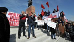 Supporters of detained opposition politician Omurbek Tekebayev, who leads the nominally socialist Ata-Meken party, take part in a rally on February 27, 2017 in the Kyrgyzstan's capital Bishkek