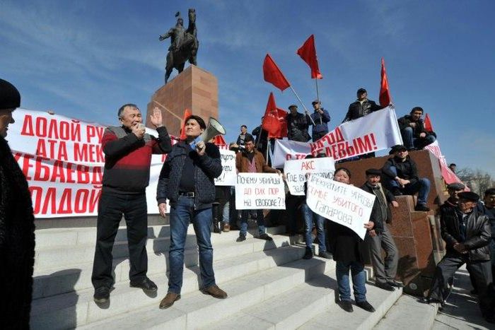 Supporters of detained opposition politician Omurbek Tekebayev, who leads the nominally socialist Ata-Meken party, take part in a rally on February 27, 2017 in the Kyrgyzstan's capital Bishkek