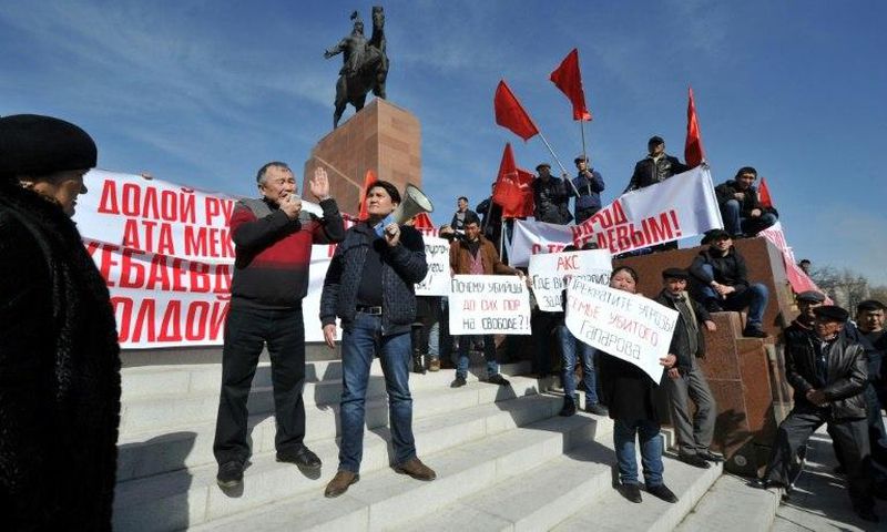 Supporters of detained opposition politician Omurbek Tekebayev, who leads the nominally socialist Ata-Meken party, take part in a rally on February 27, 2017 in the Kyrgyzstan's capital Bishkek