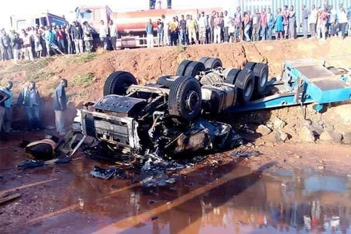 Wreckage of the tanker that was transporting sulfuric acid along the Eldoret-Webuye highway (Twitter)