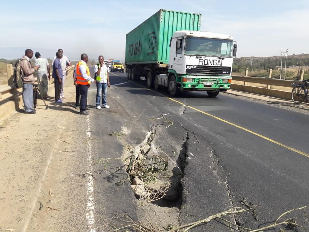 Cracks that developed on Mai-Mahiu -Naivasha Road following tremors experienced on Sunday night (Twitter)