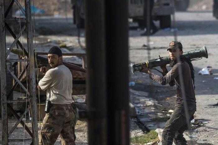 Soldiers from the Iraqi Special Forces 2nd division carrying rocket propelled grenades (RPG) and anti tank missiles take up positions to prepare for a reported suicide bomb vehicle in Mosul's Karkukli neighbourhood, on November 14, 2016