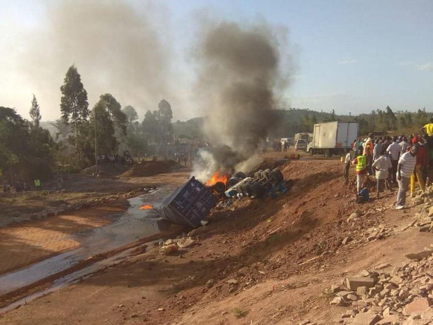 Tanker ferrying sulfuric acid on flames (Twitter)