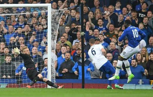 Everton's striker Romelu Lukaku (R) scores past Leicester City's goalkeeper Kasper Schmeichel (L) during the English Premier League football match between Everton and Leicester City at Goodison Park in Liverpool, north west England on April 9, 2017