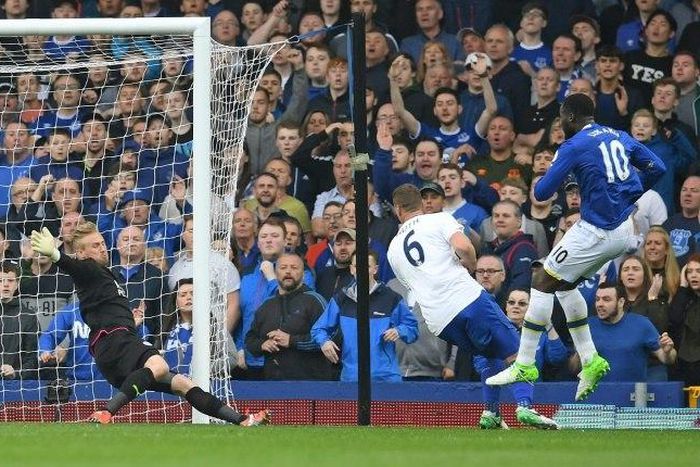 Everton's striker Romelu Lukaku (R) scores past Leicester City's goalkeeper Kasper Schmeichel (L) during the English Premier League football match between Everton and Leicester City at Goodison Park in Liverpool, north west England on April 9, 2017