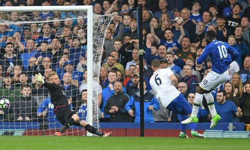 Everton's striker Romelu Lukaku (R) scores past Leicester City's goalkeeper Kasper Schmeichel (L) during the English Premier League football match between Everton and Leicester City at Goodison Park in Liverpool, north west England on April 9, 2017