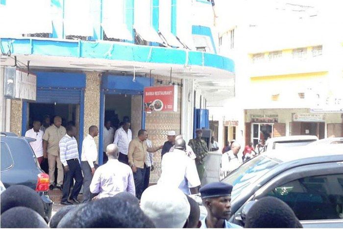 President Uhuru Kenyatta leaving the Bakra hotel in Mombasa after lunch with DP William Ruto
