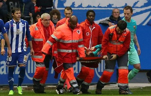 Barcelona's defender Aleix Vidal is stretchered out during the Spanish league football match Deportivo Alaves vs FC Barcelona at the Mendizorroza stadium in Vitoria on Feburary 11, 2017