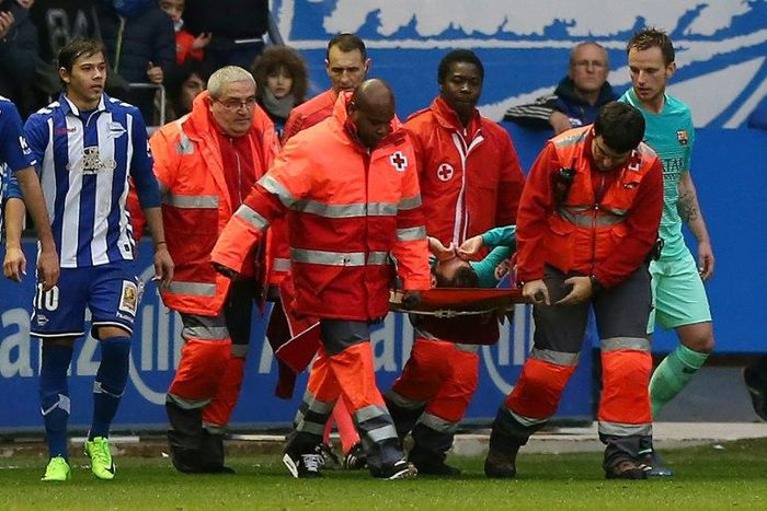 Barcelona's defender Aleix Vidal is stretchered out during the Spanish league football match Deportivo Alaves vs FC Barcelona at the Mendizorroza stadium in Vitoria on Feburary 11, 2017