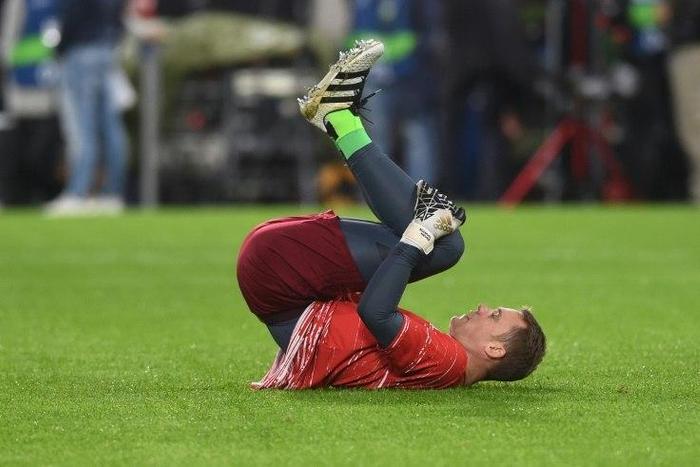 Manuel Neuer warms up before Bayern Munich's Champions League game against PSV Eindhoven in Eindhoven on November 1, 2016