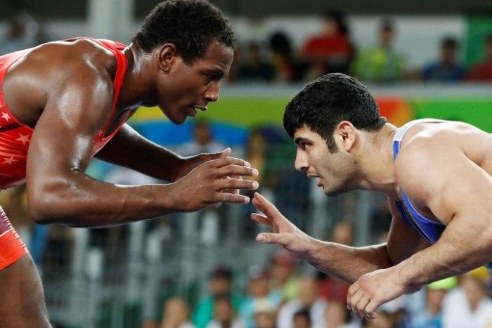 USA's J'den Michael Tbory Cox (red) wrestles Iran's Alireza Mohammad Karimimachiani in their men's 86kg freestyle quarter-final at the Rio 2016 Olympic Games at the Carioca Arena 2 in Rio de Janeiro on August 20, 2016