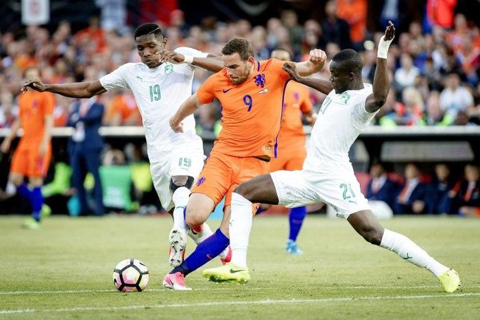 Netherlands' Vincent Janssen (C) clashes with Simon Deli (L) and Eric Bailly of Ivory Coast during a football match in Rotterdam on June 4, 2017