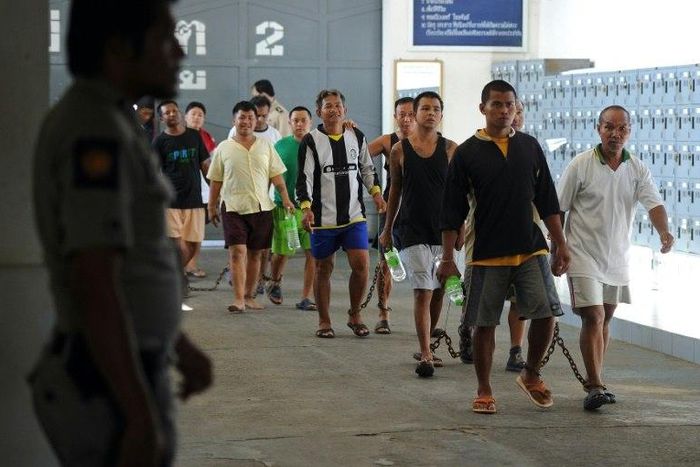 Prisoners are evacuated from Klongprem Central Prison in Bangkok during heavy flooding on October 26, 2011