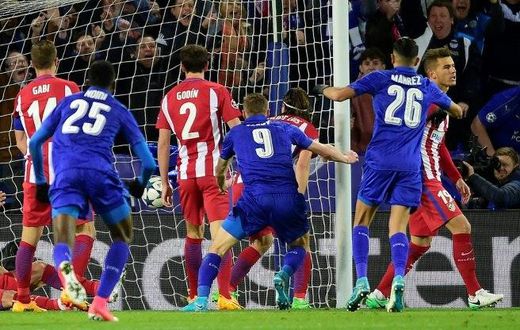 Leicester City's striker Jamie Vardy (C) scores during the UEFA Champions League quarter-final second leg football match between Leicester City and Club Atletico de Madrid at the King Power stadium in Leicester on April 18, 2017