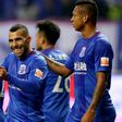 Shanghai Shenhua's Argentine striker Carlos Tevez (C)