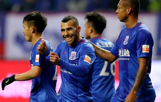 Shanghai Shenhua's Argentine striker Carlos Tevez (C)