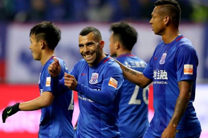 Shanghai Shenhua's Argentine striker Carlos Tevez (C)