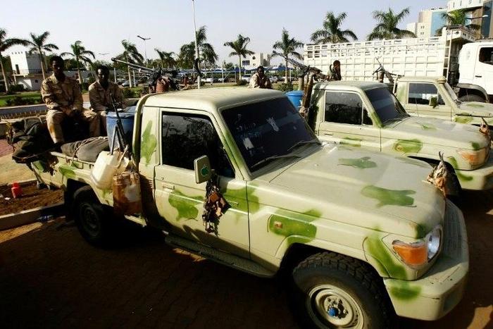 Sudanese security forces outside the defence ministry in Khartoum
